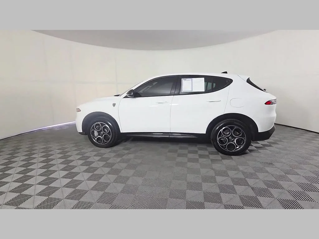 Used 2025 Milano White Alfa Romeo Base image 47