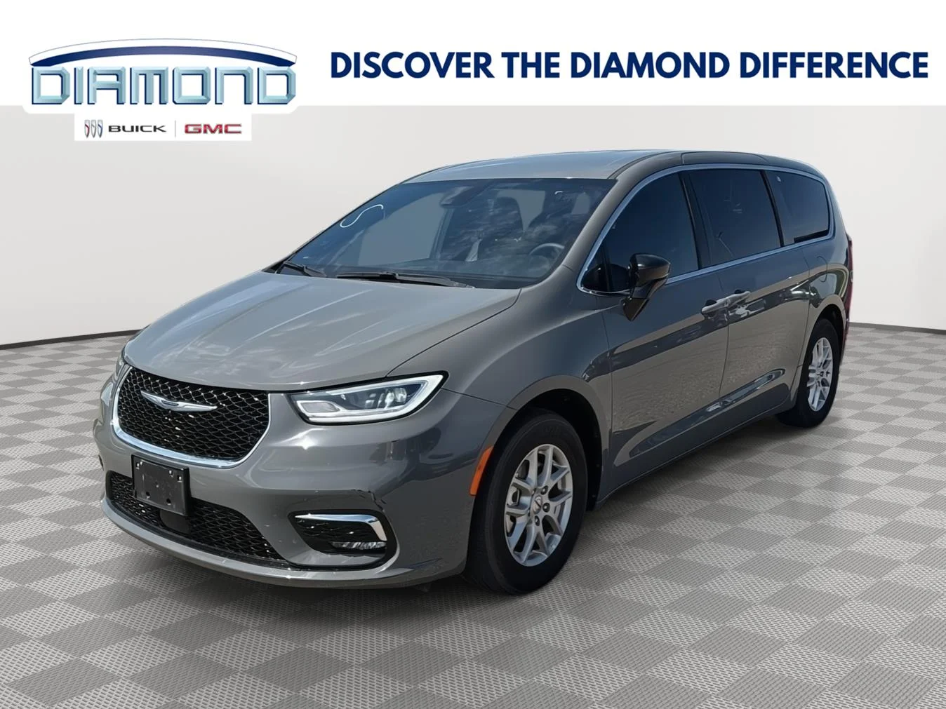 Used 2025 Ceramic Gray Clearcoat Chrysler Select image 1