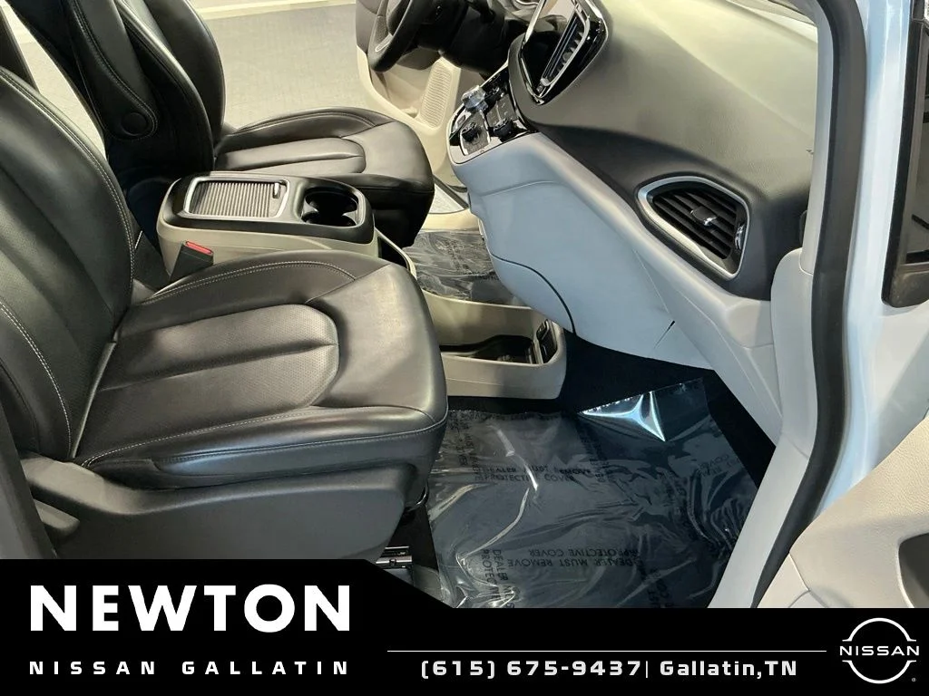 Used 2023 Bright White Clearcoat Chrysler Touring L image 12