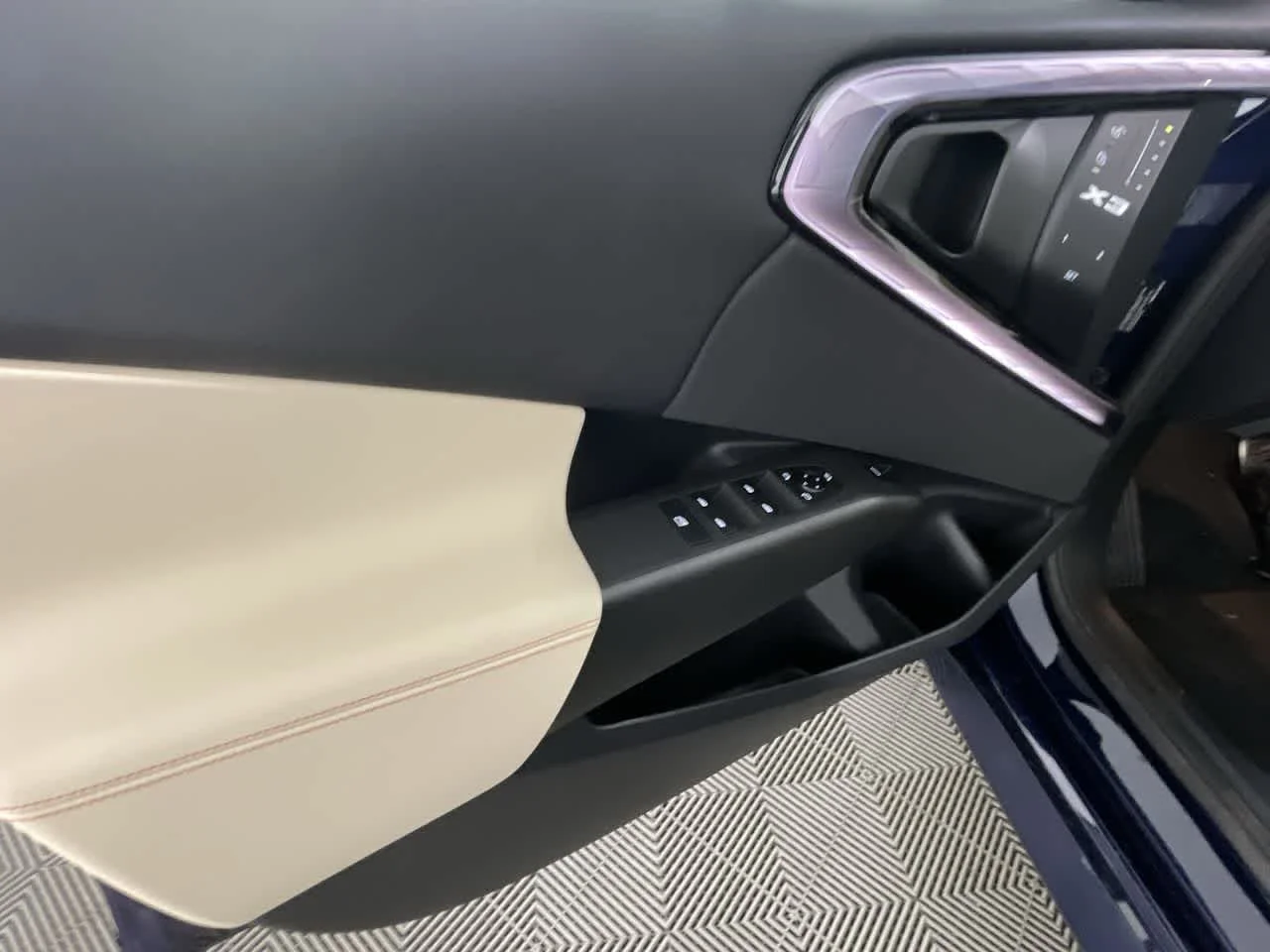 New 2025 Tanzanite Blue II Metallic BMW 30 xDrive image 13