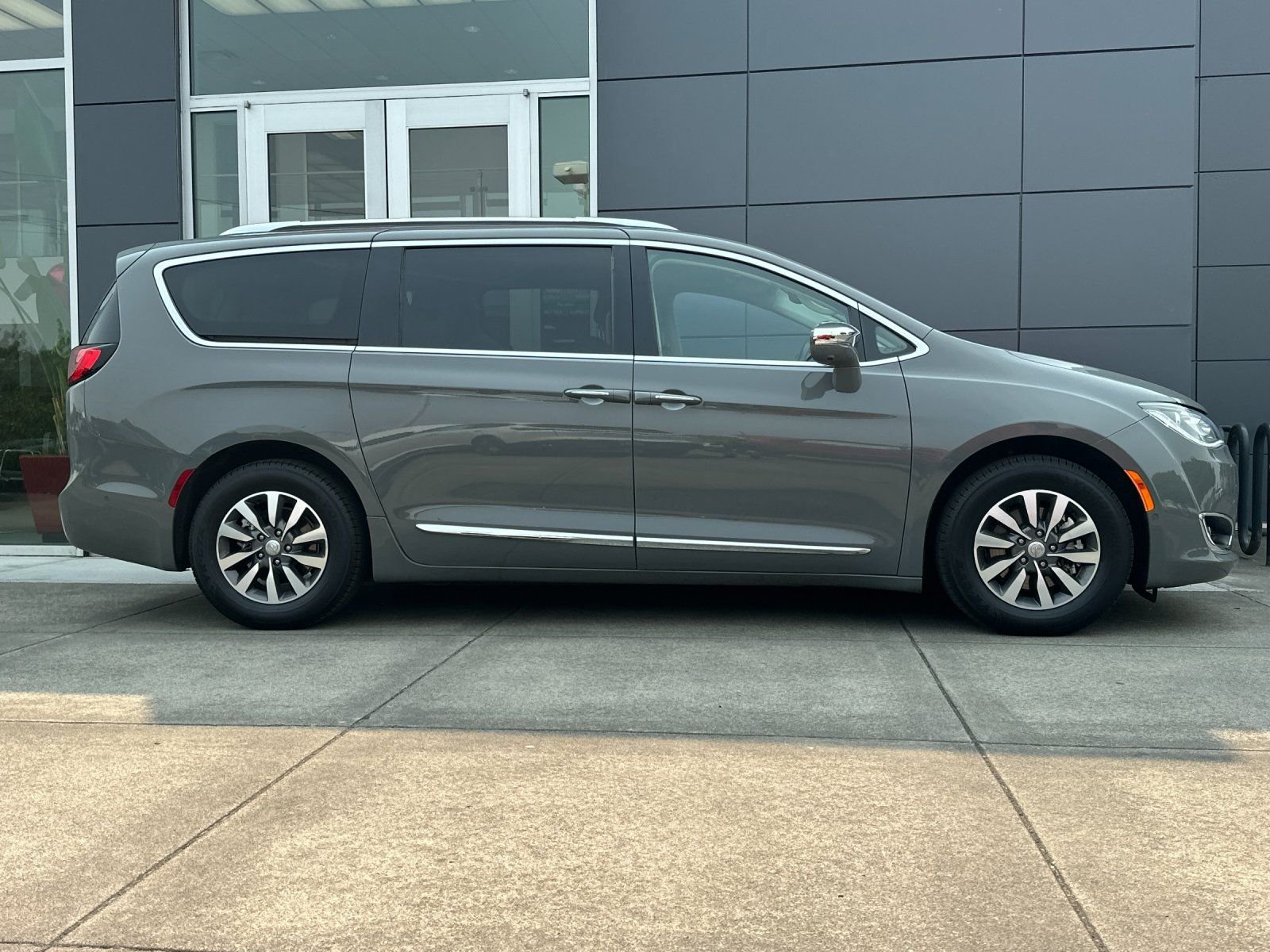 Used 2020 Ceramic Gray Clearcoat Chrysler Limited image 2