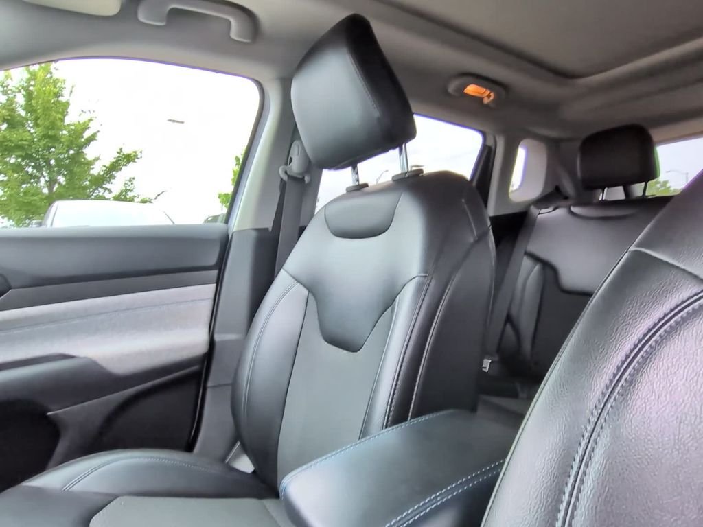 Used 2022 White Jeep Latitude image 41