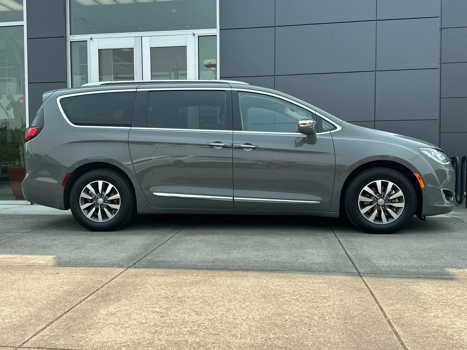 Used 2020 Ceramic Gray Clearcoat Chrysler Limited image 2
