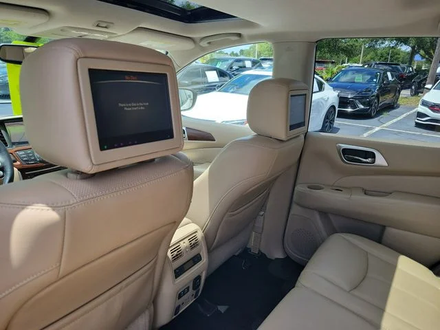Used 2019 White Nissan Platinum image 12