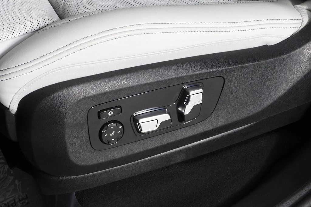 Used 2026 White BMW sDrive40i image 23