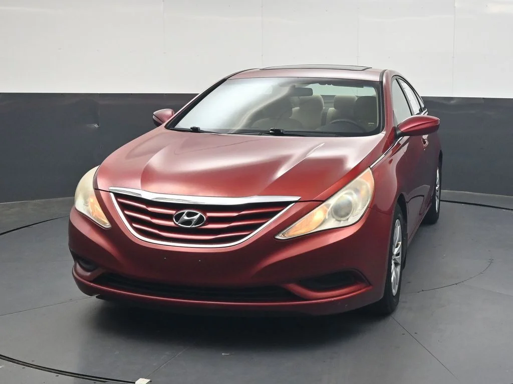 Used 2011 Red Hyundai GLS image 12