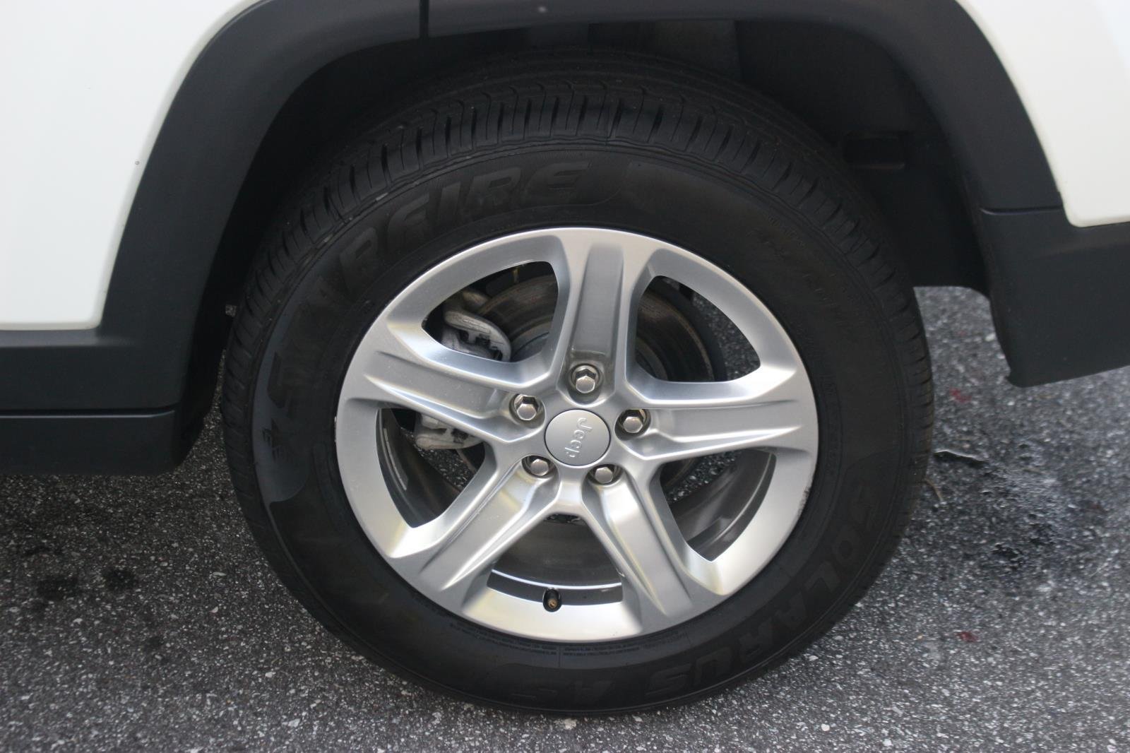 Used 2024 White Jeep Latitude image 35