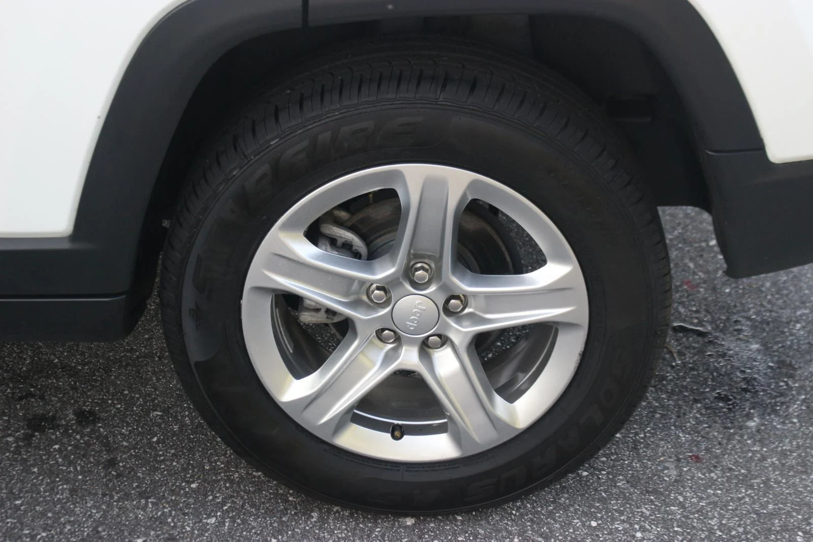 Used 2024 White Jeep Latitude image 35
