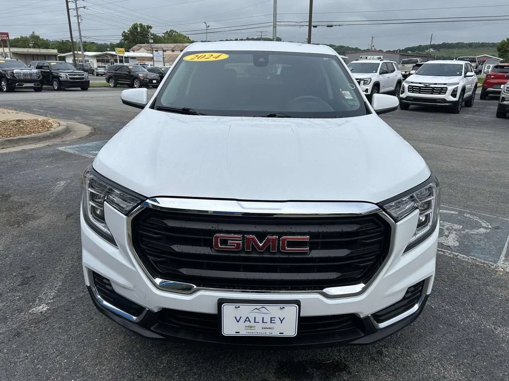 Used 2024 Summit White GMC SLE image 9