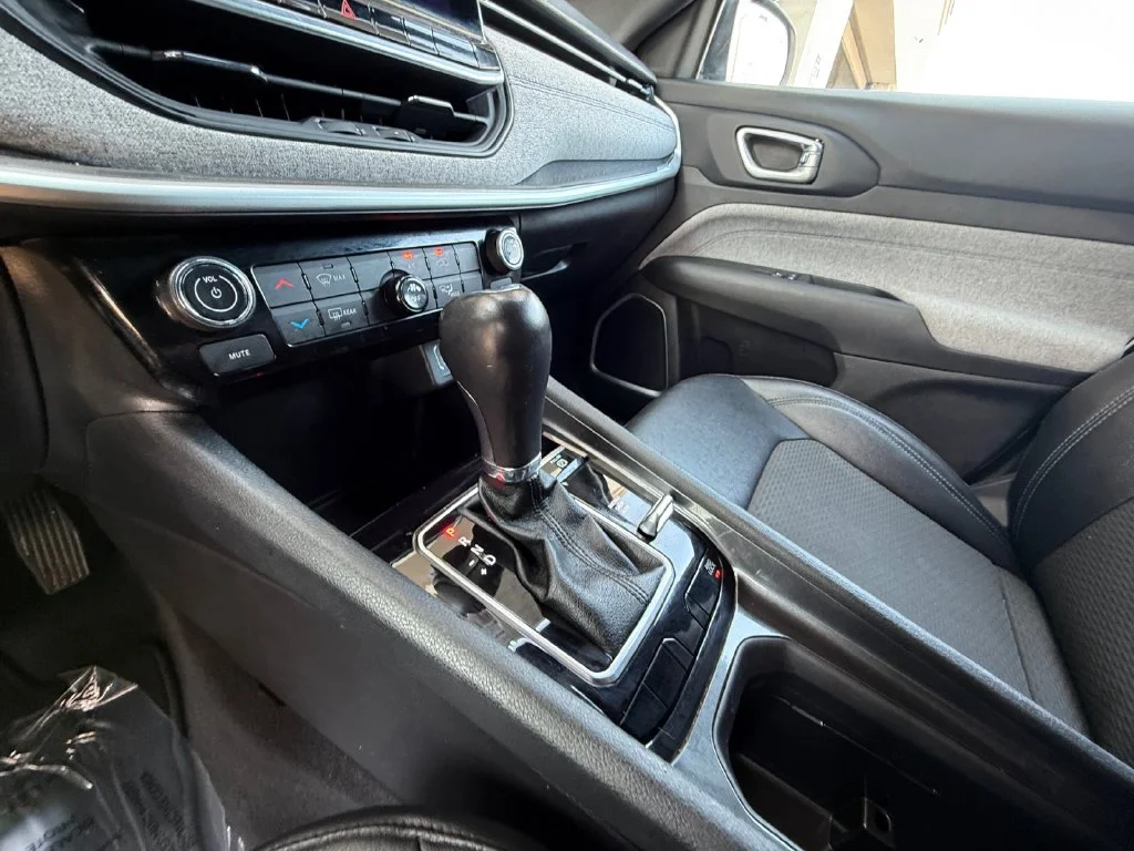 Used 2024 White Jeep Latitude image 22