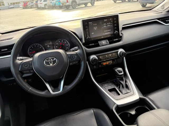 Used 2019 Gray Toyota XLE Premium image 19