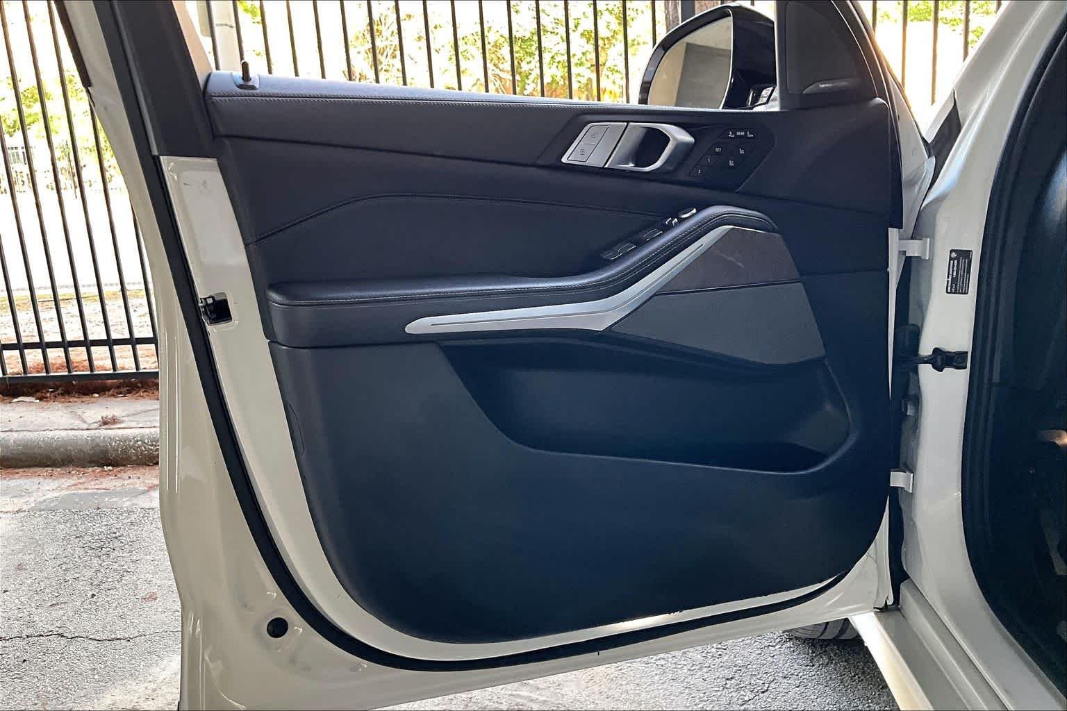 Used 2019 Mineral White Metallic BMW xDrive50i image 21