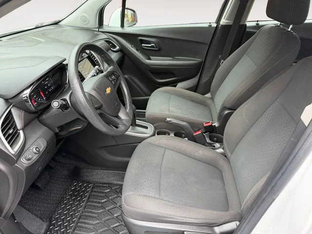 Used 2018 White Chevrolet LS image 9