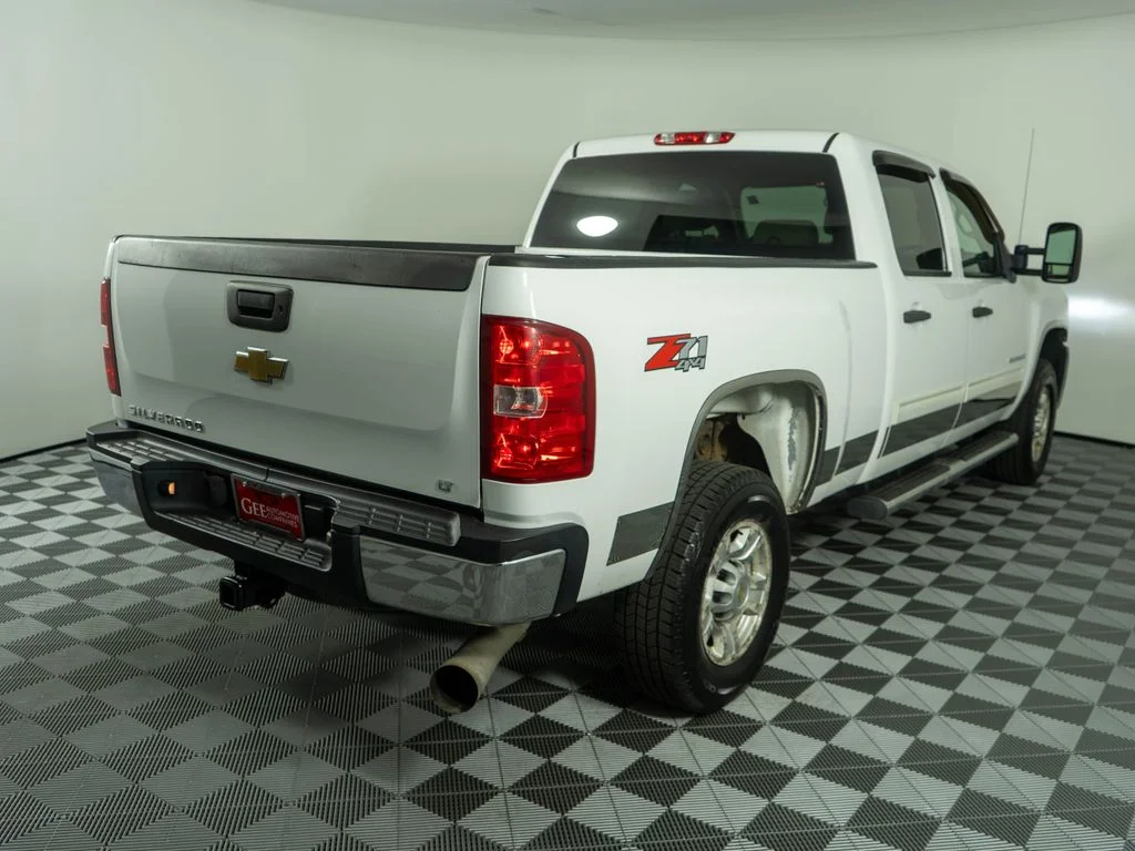 Used 2009 White Chevrolet Work Truck image 6