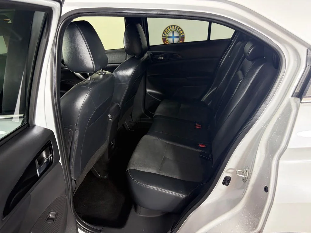 Used 2022 Silver Mitsubishi SE image 12