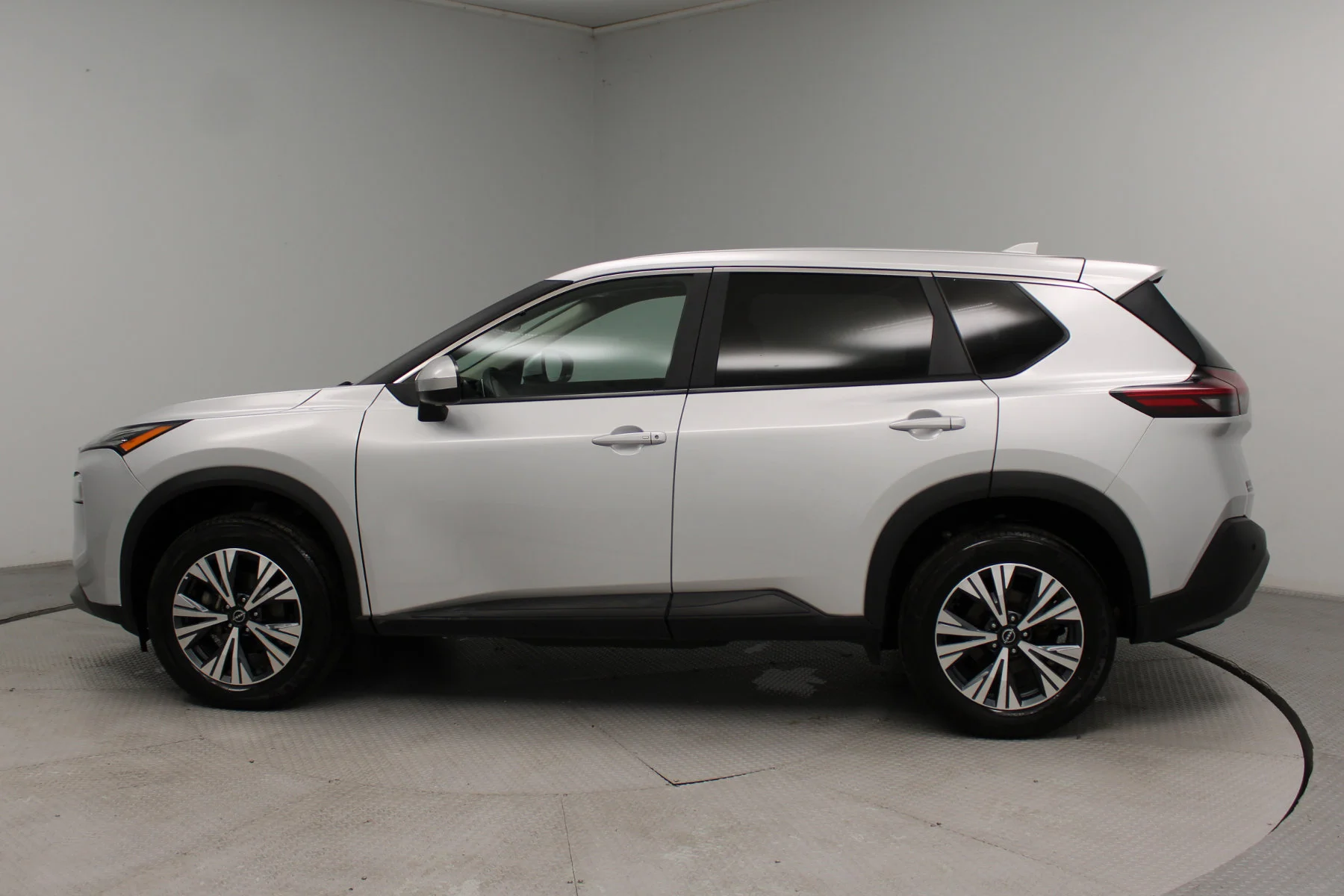 Used 2023 Brilliant Silver Metallic Nissan AWD SV image 33