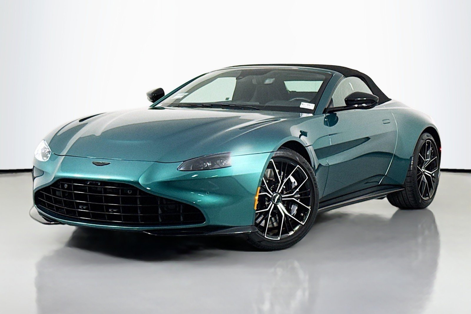 2023 Aston Martin Vantage's photo