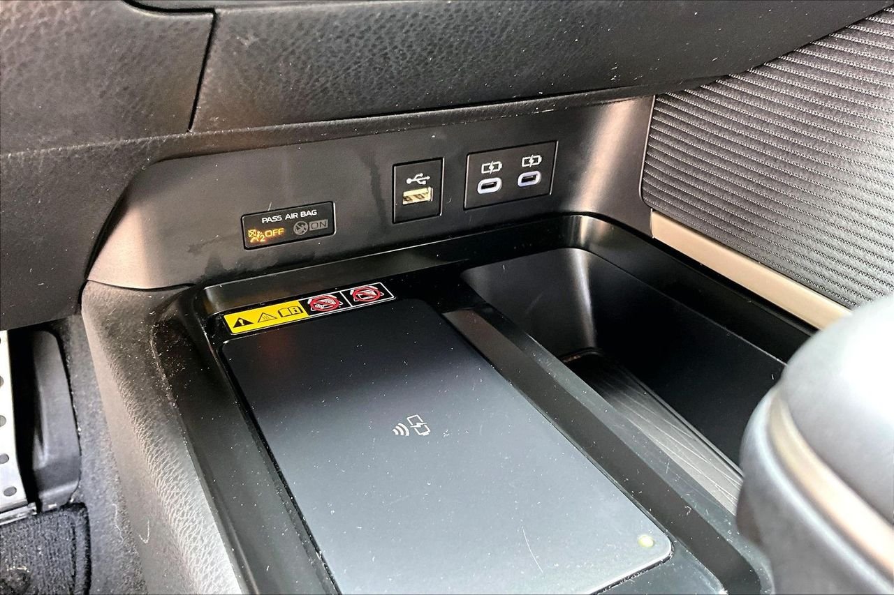 Used 2025  Toyota SE image 26