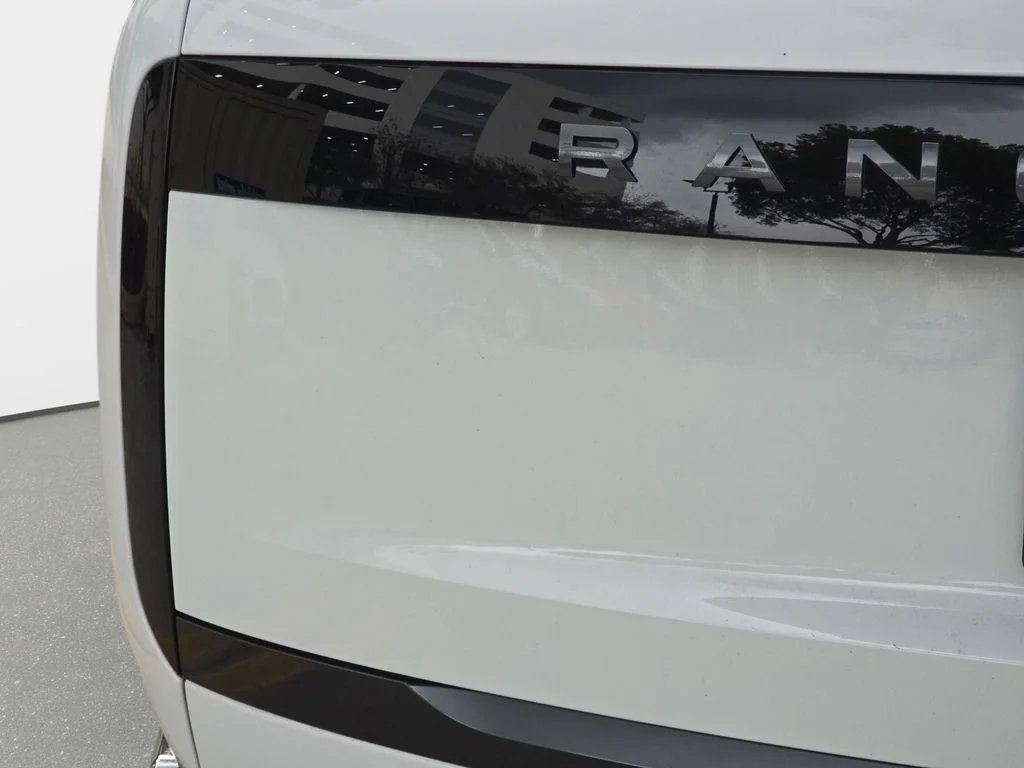 Used 2025 Fuji White Land Rover SE SWB P350 image 27