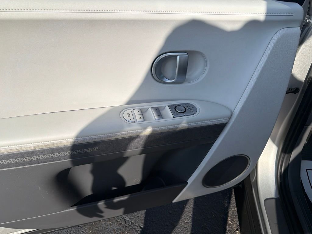 Used 2023 Gold Hyundai SEL image 9