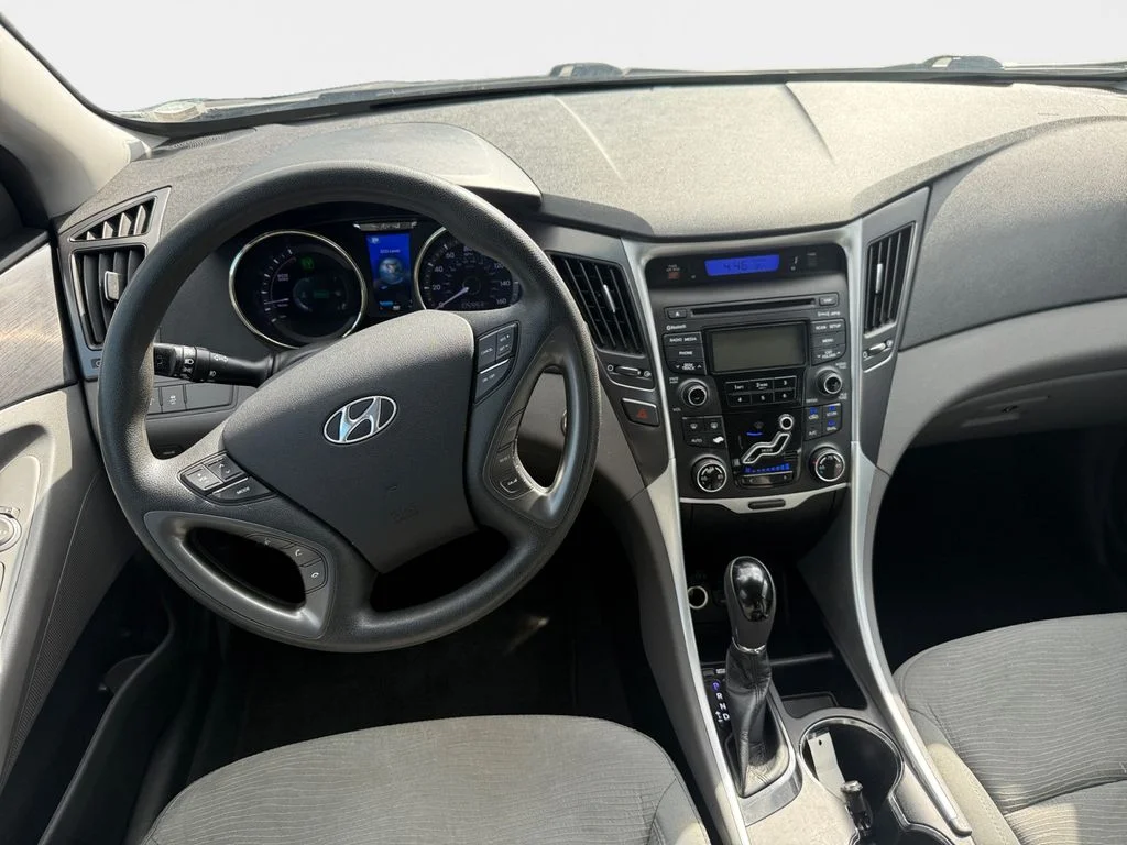 Used 2012 Hyper Silver Metallic Hyundai Base image 14