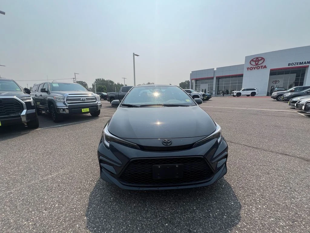 Used 2025  Toyota SE image 1