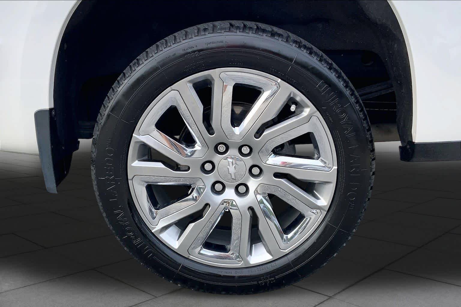 Used 2019 Iridescent Pearl Tricoat Chevrolet High Country image 10