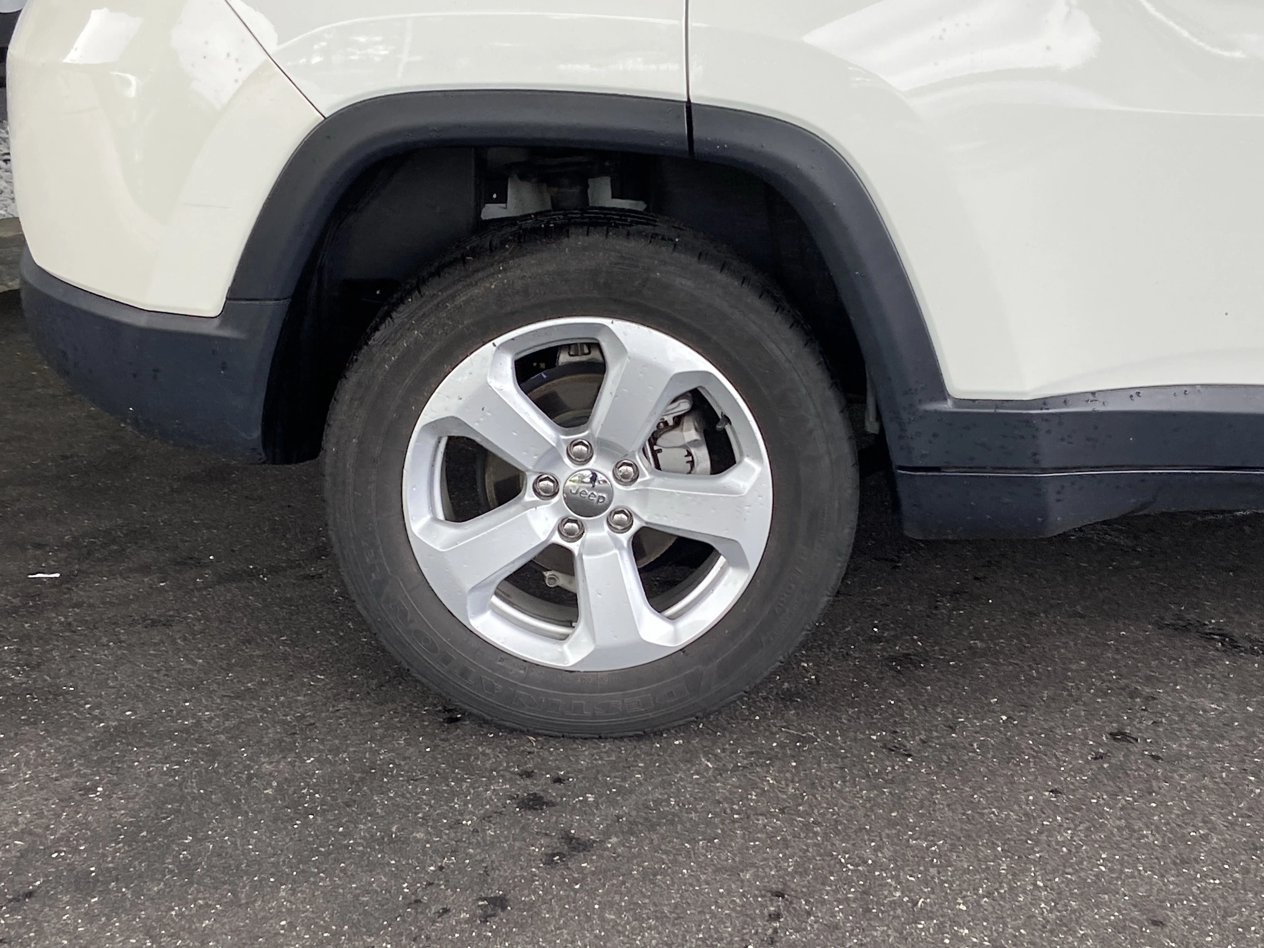 Used 2020 White Clearcoat Jeep Latitude image 10