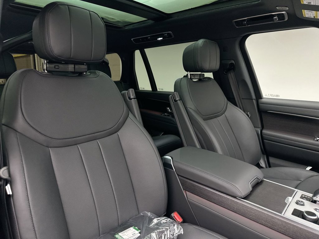 New 2027 Santorini Black Land Rover SE image 6