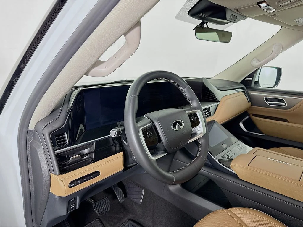 Used 2025 White INFINITI LUXE image 4