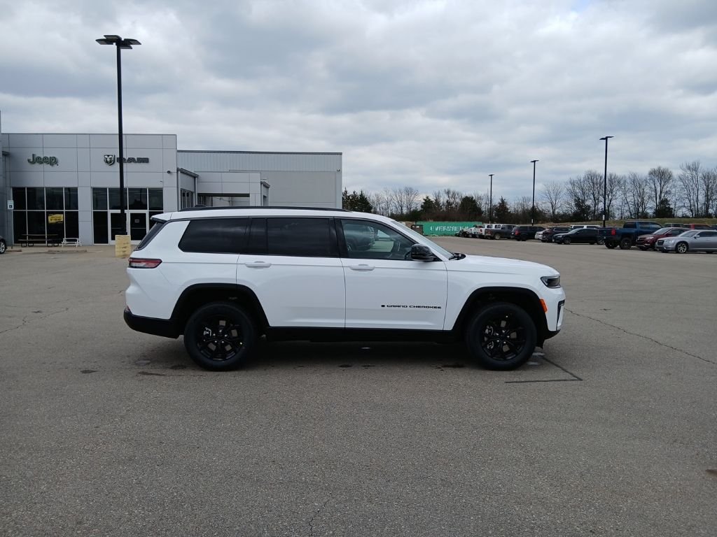 New 2026 Bright White Clear-Coat Exterior Paint Jeep Altitude image 8