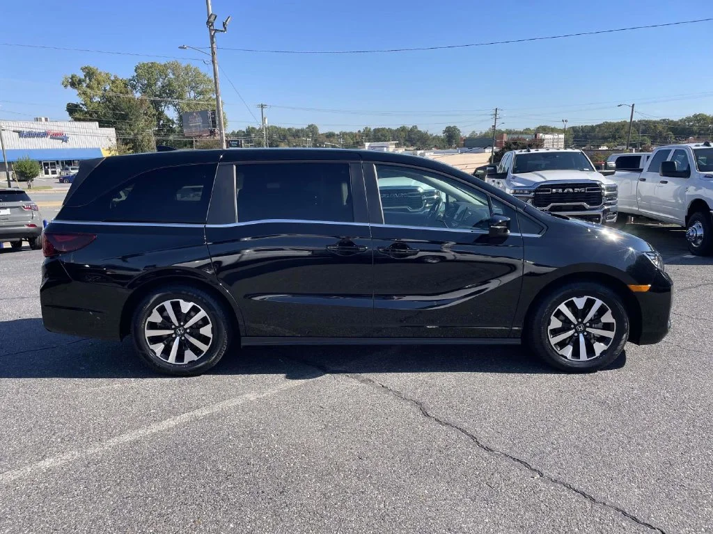 Used 2025  Honda EX-L image 9