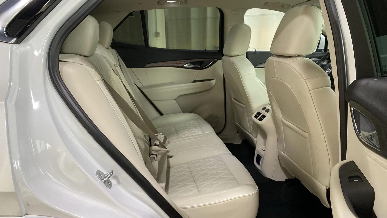 Used 2023 White Frost Tricoat Buick Avenir image 16