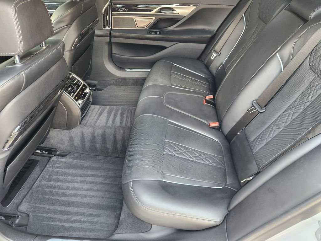 Used 2019 White Metallic BMW 750i image 30