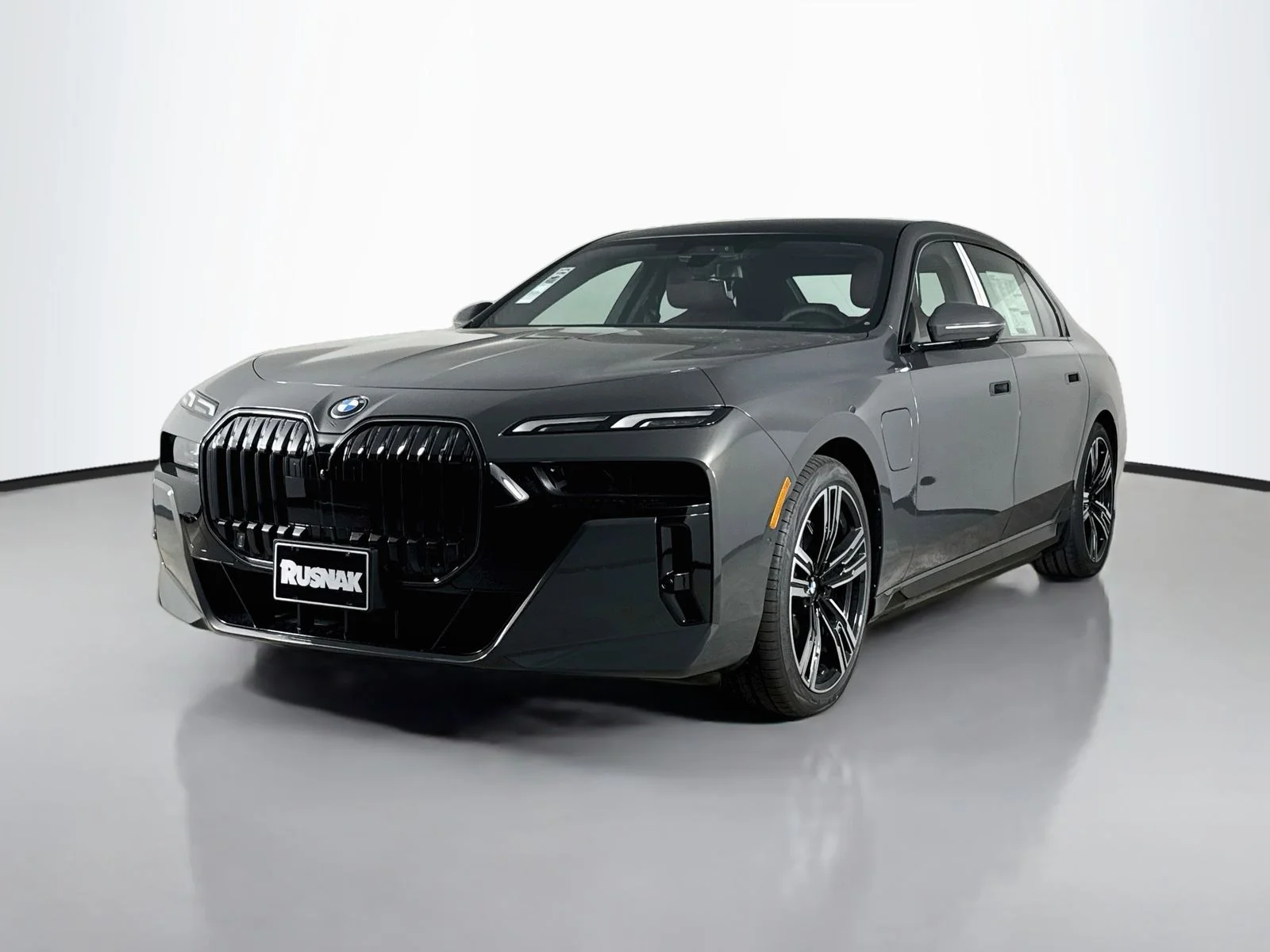 New 2026 Dravit Grey Metallic BMW 750e xDrive image 3