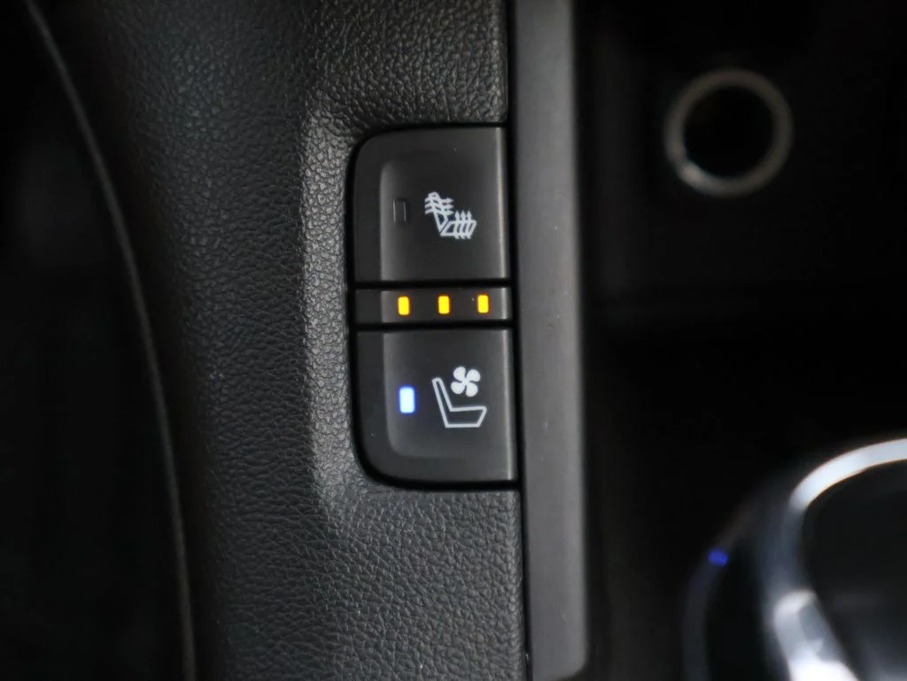Used 2017 White GMC Denali image 32