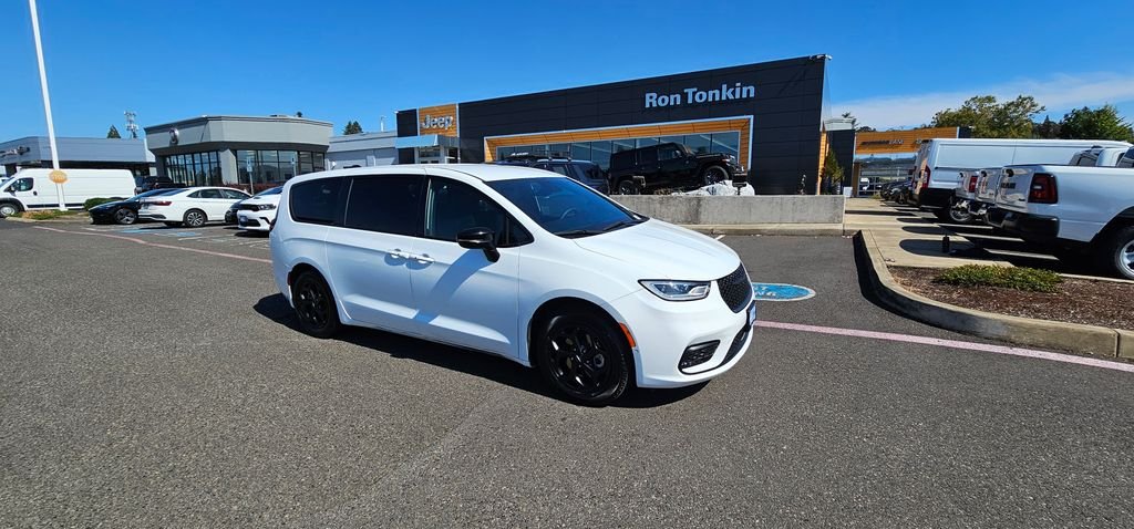 Used 2024 Bright White Clearcoat Chrysler Select S Appearance image 10