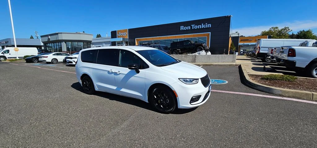 Used 2024 Bright White Clearcoat Chrysler Select S Appearance image 10