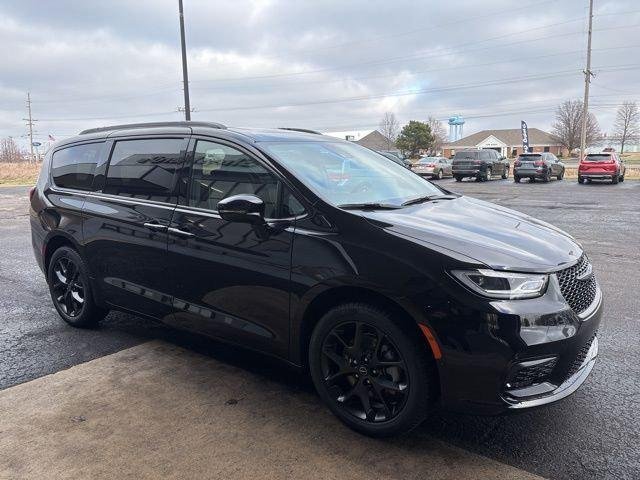 New 2026 Diamond Black Crystal Pearl-Coat Exterior Paint Chrysler Limited image 9