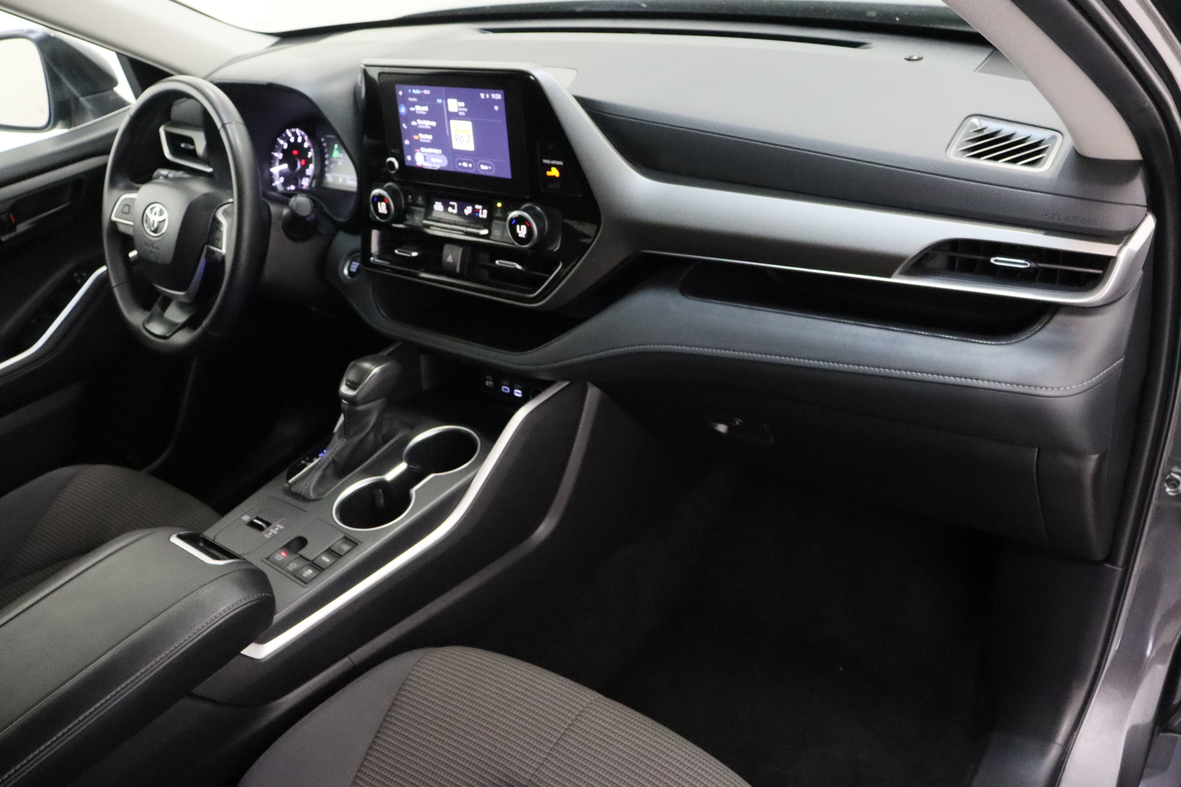 2025 Toyota Highlander LE - Photo 38