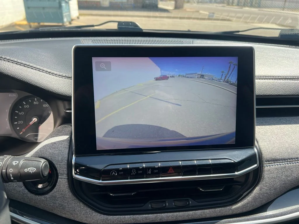 Used 2022 Granite Crystal Clearcoat Metallic Jeep Latitude image 15