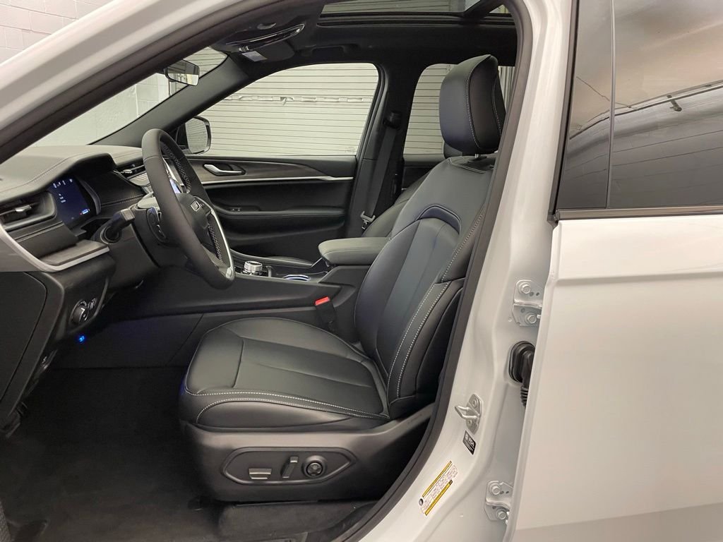 New 2026 Bright White Clear-Coat Exterior Paint Jeep Limited image 14