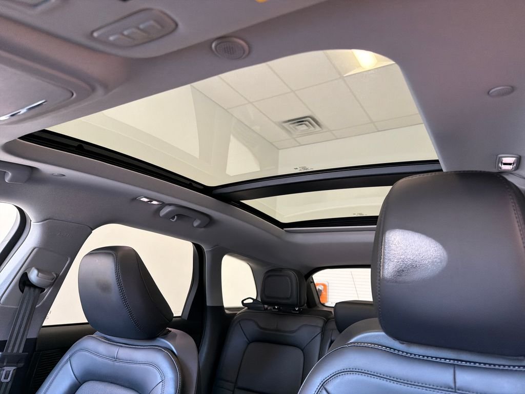 Used 2022 White Lincoln Standard image 15