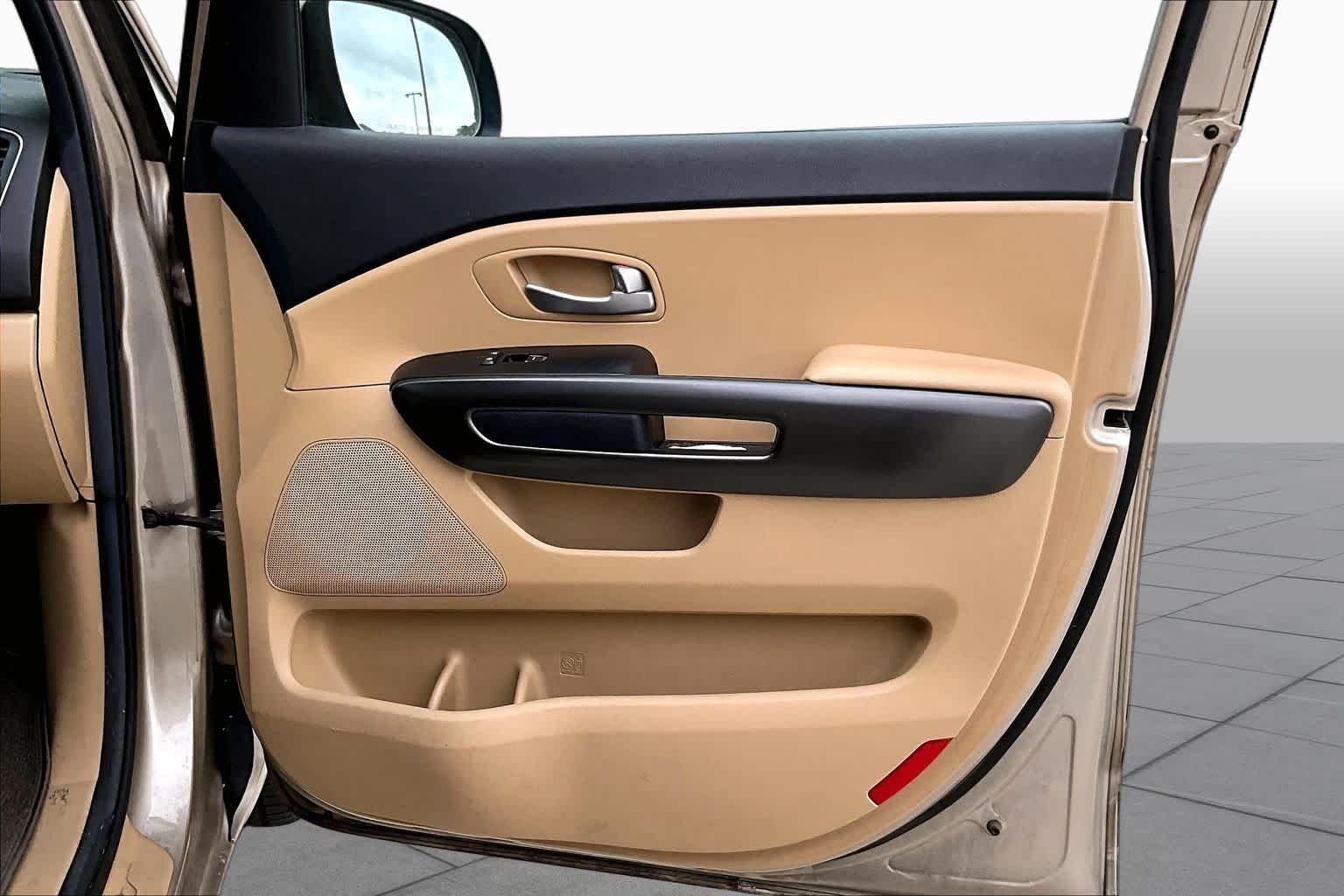 Used 2017 Beachwood Pearl Kia LX image 19
