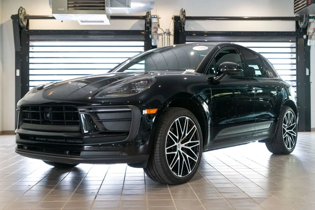 2025 Porsche Macan -'s photo