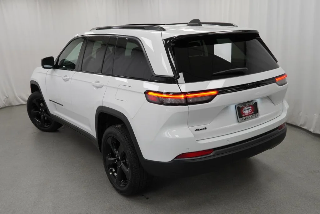 New 2027 Bright White Clear-Coat Paint Jeep Limited image 11