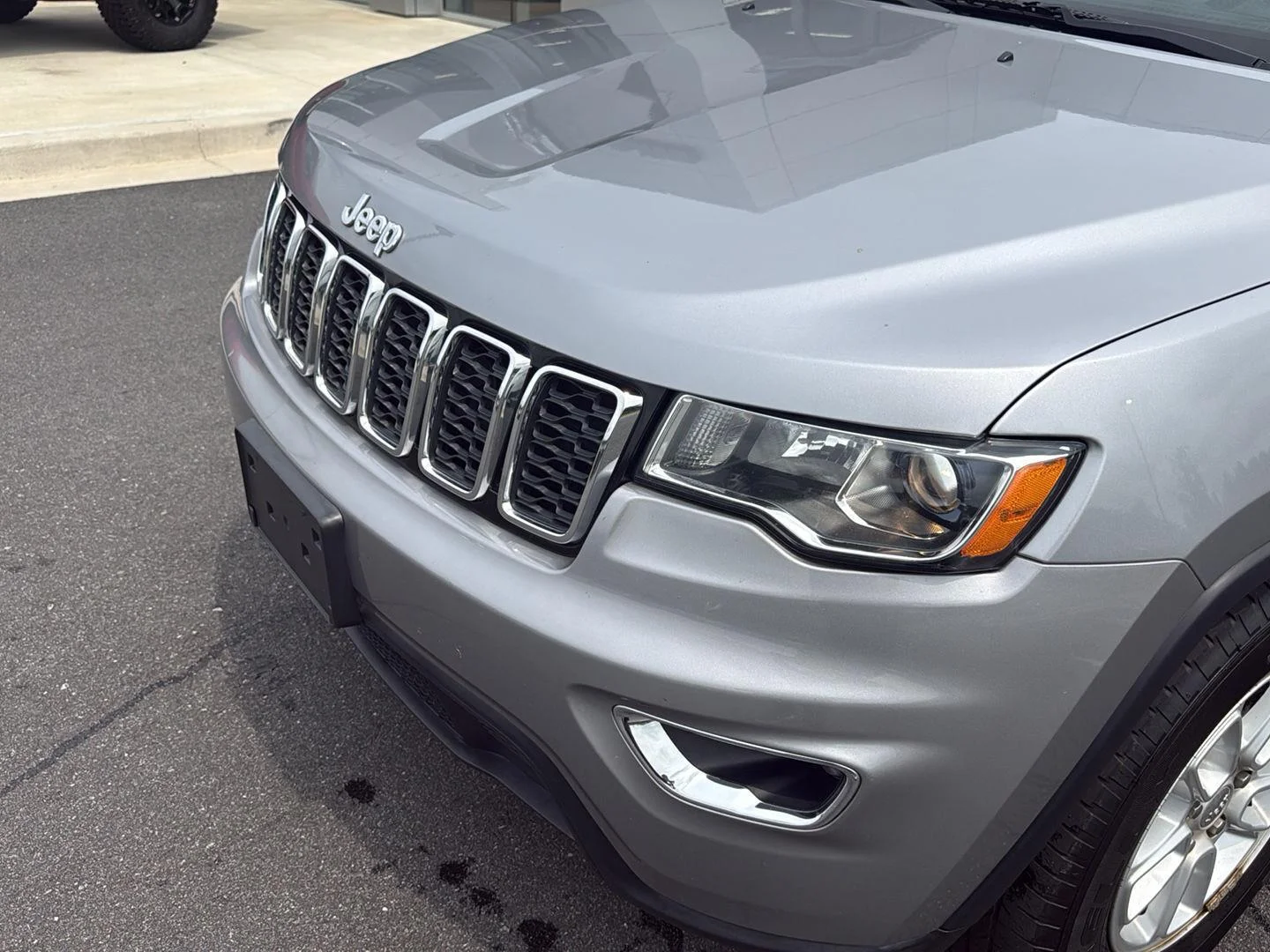 Used 2020 Billet Silver Metallic Jeep Laredo image 13