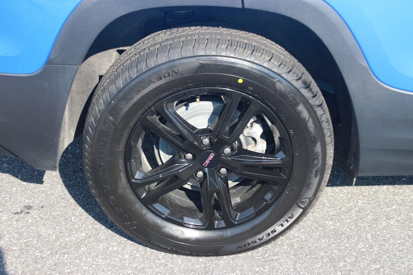 Used 2024 Riptide Metallic GMC AT4 image 40