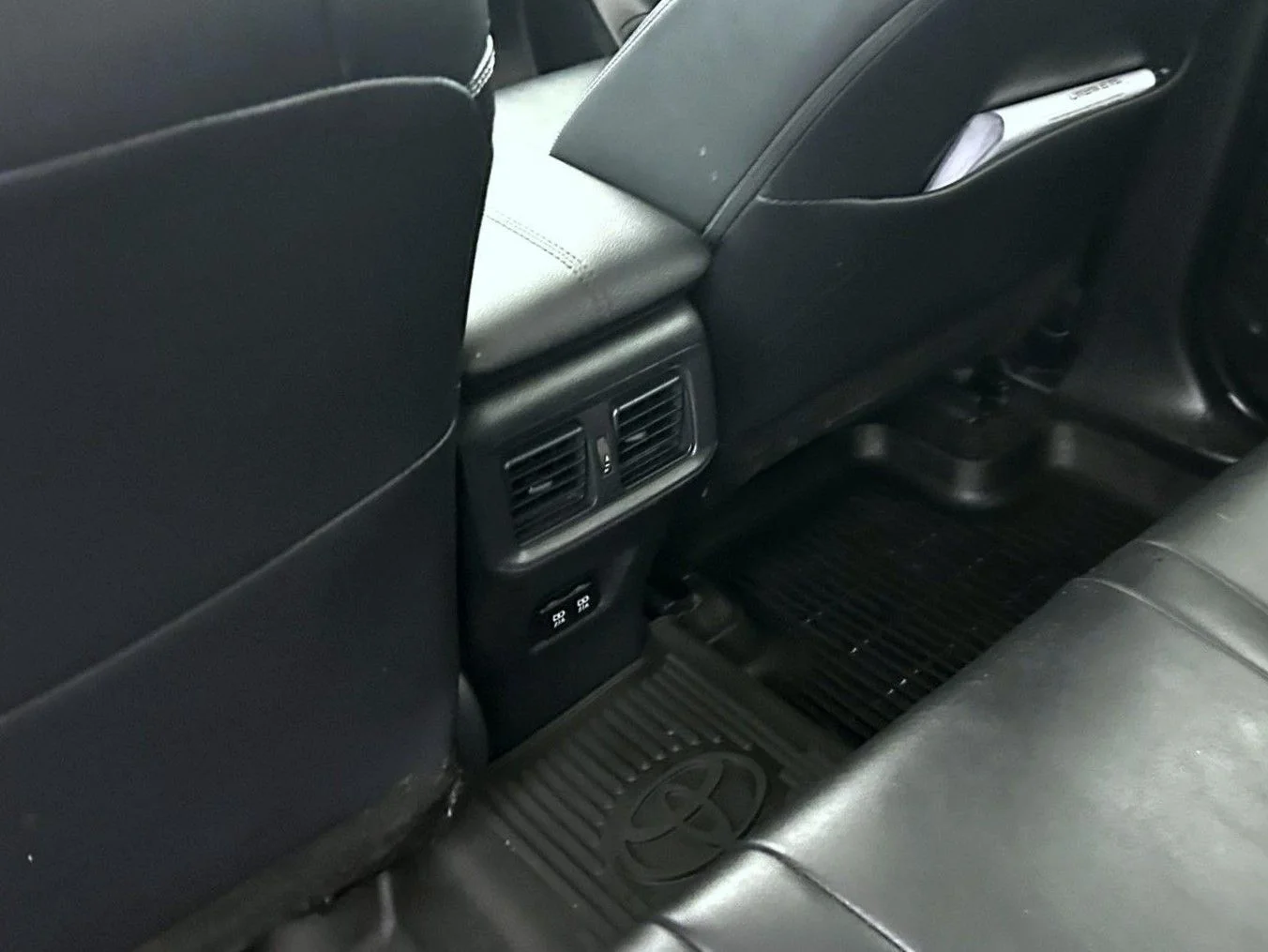 Used 2020 Gray Toyota XLE Premium image 21