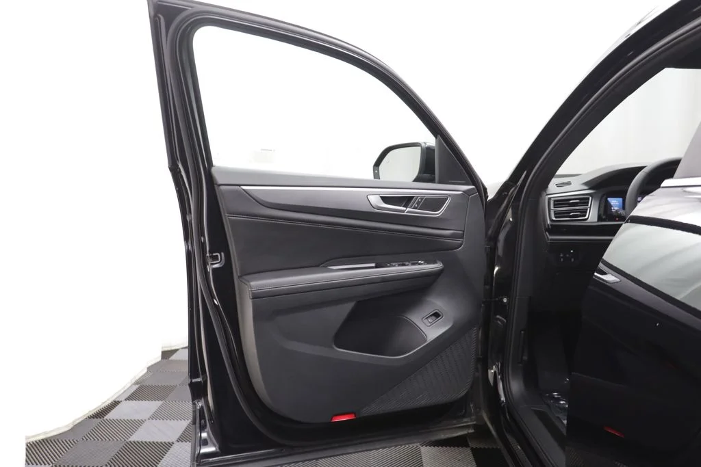Used 2024 Deep Black Volkswagen 2.0T SE w/Technology image 4